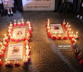 وقفة تضامنية مع الاسير ماهر الاخرس بغزة اضاءة الشموع (5).jpg
