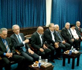 هنية يلتقي وفد لجنة الانتخابات المركزية برئاسة د. حنا ناصر في مجلس الوزراء بغزة