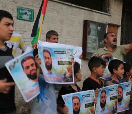  وقفة مع الاسير محمد علان  امام مقر الصليب الاحمر بمدينة غزة ‫(1)‬