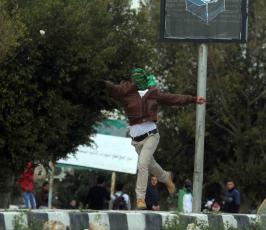 خاص فلسطين اليوم..مواجهات واعتقالات على حاجز حوارة بنابلس تضامناً مع الاسرى