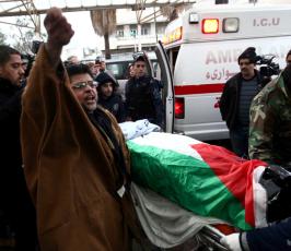  الشهيدة أشرقت قطناني (16عاما) من نابلس يتسلمون جثمانها ‫(1)‬ ‫‬