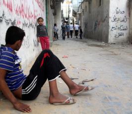 لاجئون فلسطينيون يعيشون في مخيم الشاطئ غرب مدينة غزة