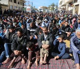 صلاة الجمعة أمام مقر الصليب الأحمر في غزة  ‫(39387654)‬ ‫‬