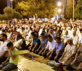 آلاف المقدسيين يحرصون على اداء التراويح في الاقصى