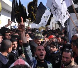 بالصور:جماهير شعبنا تشيع جثمان الشهيدين الزعانين شمال قطاع غزة