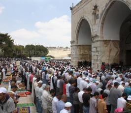 نحو 350 الف مواطن يؤدون صلاة الجمعة الثانية في رحاب الأقصى