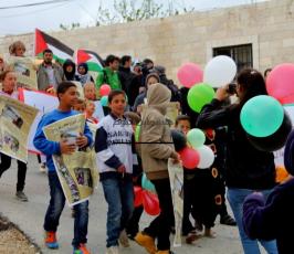 الاحتلال يقمع مسيرة النبي صالح ويعتدي على الاطفال في "جمعة الطفل الفلسطيني"