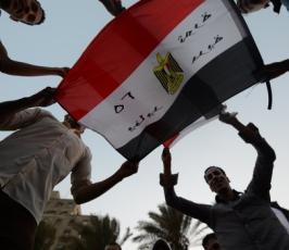 المصريون يواصلون الاحتجاج بميدان التحرير لتسليم السلطة للرئيس مرسى