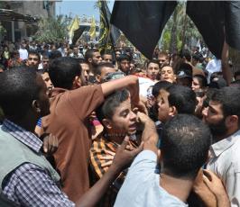 جماهير غفيرة تشيع جثماني شهيدي وسط قطاع غزة
