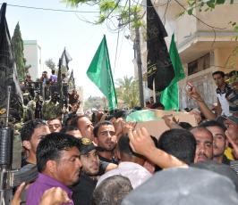 خانيونس تُشيع جثماني الشهيدين أحمد أبو النصر وناجي قديح إلى مثواهما الأخير