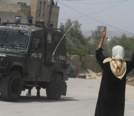 خاص فلسطين اليوم..قوات الاحتلال تقمع مسيرة كفر قدوم المنددة بالاستيطان