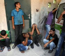 اثناء وصول جثامين الشهداء عز الدين أبو نصيرة وأحمد فطاير لمستشفى شهداء الاقصى