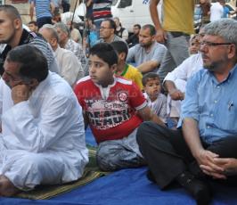 حركة الجهاد الإسلامي تقيم صلاة عيد الفطر أمام مقر الصليب الاحمر تضامنا مع الاسرى