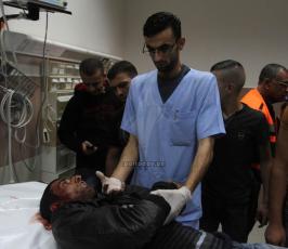 ذوو الشهيد محمد محمود اسماعيل الطريفي يلقون نظرة الوداع على جثمانه في مجمع فلسطين الطبي