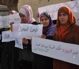 وقفة تضامنية بغزة مع اللاجئين الفلسطينيين في مخيم اليرموك في سوريا