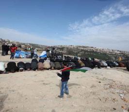 نشطاء فلسطينيون يعودون إلى باب الكرامة شمال غرب القدس المحتلة