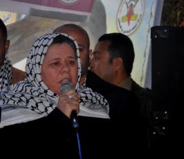 فدوى البرغوثي تزور خيمة الإعتصام  بغزة للتضامن مع الاسرى بسجون الإحتلال