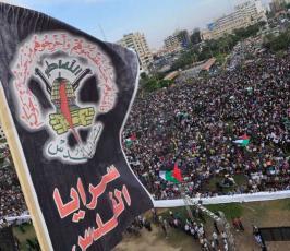 عشرات الالاف من شيوخ ونساء واطفال وقيادة الشعب الفلسطينى فى مهرجان الانطلاقة  الجهادية