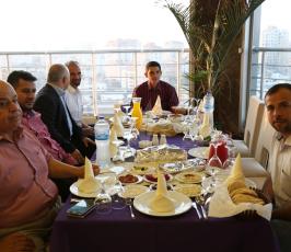 بالصورافطارا جماعيا تنظمها منظمة الصليب الاحمر بغزة للإعلاميين الفلسطينيين ‫(30569874)‬ ‫‬