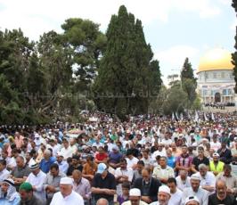 نحو 350 الف مواطن يؤدون صلاة الجمعة الثانية في رحاب الأقصى