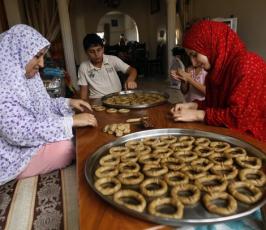 أهالى غزة يبدئون بصناعة كعك العيد
