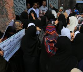 وقفة اهالى الشهداء امام بنك فلسطين ‫(1)‬ ‫‬