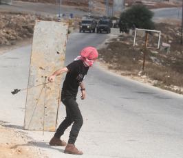 قوات الاحتلال تقمع مسيرة النبي صالح الأسبوعية المنددة بالاستيطان