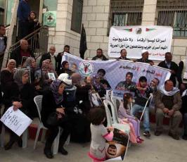 خاص فلسطين اليوم..اعتصام لأهالي الأسرى امام مقر الصليب الاحمر في رام الله