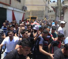 مئات المواطنين يشيعون جثمان الشهيد احمد الصبارين في مخيم الجلزون