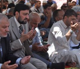 صلاة الجمعة أمام الصليب الأحمر