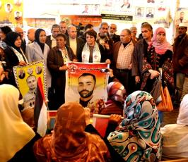 الاعتصام الاسبوعى لاهالى الاسرى بالصليب الاحمر بغزة
