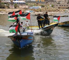 مرضى غزة يبحرون في البحر مطالبين بممر مائي ‫(30205328)‬ ‫‬