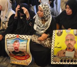 اعتصام اهالى الاسرى فى الصليب الاحمر بغزة