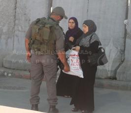 آلاف المواطنين يزحفون إلى القدس لتأدية صلاة الجمعة الثالثة من شهر رمضان المبارك في المسجد الأقصى المبارك