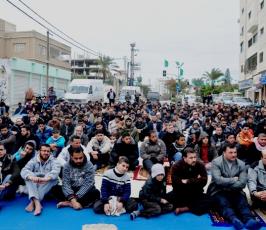 صلاة الجمعة تضامناً مع الاسير الشيخ خضر عدنان أمام مقر الصليب الاحمر بغزة