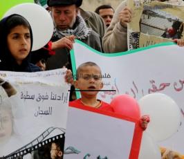 الاحتلال يقمع مسيرة النبي صالح ويعتدي على الاطفال في "جمعة الطفل الفلسطيني"