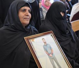 اهالي الأسرى يتضامنون مع أبنائهم في الصليب الاحمر بغزة