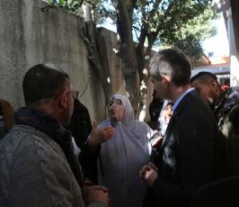 مدير الصليب الاحمر داخل خيمة الاعتصام ‫(1)‬