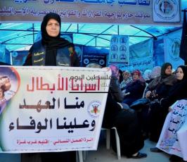 دائرة العمل النسائي تنظم وقفة تضامنية إسناداً للأسرى أمام مقر حقوق الانسان بغزة