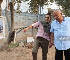  شابة من غزة تعلق معرضها الفني على أشجار منزلها (9).jpg