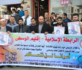  وقفة تضامنية مع الاسرى أمام مدخل النصيرات ‫(1)‬