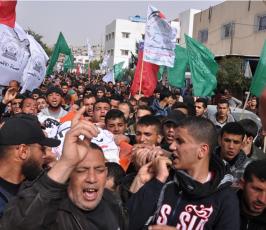 بالصور:جماهير غفيرة تشيع شهيدي الغارة الصهيونية على بلدة بيت حانون
