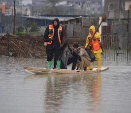   إجلاء مواطنون بعد غرق بعض المنازل فى رفح ‫(31056267)‬ ‫‬