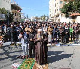 صلاة الجمعة أمام مقر الصليب الأحمر في غزة  ‫(39387677)‬ ‫‬
