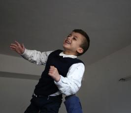  الطفل احمد دوابشة في اول زيارة لبلدته دوما  (2)