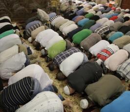 نحو ٢٠٠ الف مصل أدوا صلاة الجمعة الاولى من شهر رمضان في المسجد الاقصى المبارك