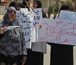 بالصور:لليوم الثالث: أهالي الشهداء يعتصمون أمام الفندق الذي يقيم فيه وفد المصالحة