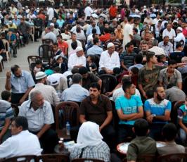 الجهاد تنظم إفطار جماعي لأهالى الأسرى والشهداء بغزة