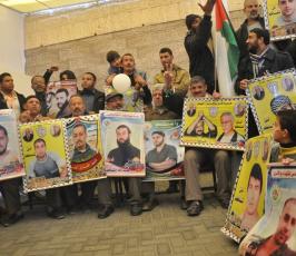 بالصور:عدسة "فلسطين اليوم" تنضم لاعتصام أهالي الأسرى أمام مقر الصليب