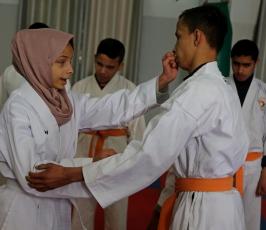 مكفوفون يمارسون لعبة الكاراتيه بمدينة غزة ‫(39191042)‬ ‫‬